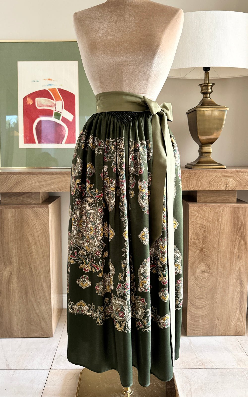 Louise Dirndl apron in pure silk - Image 5