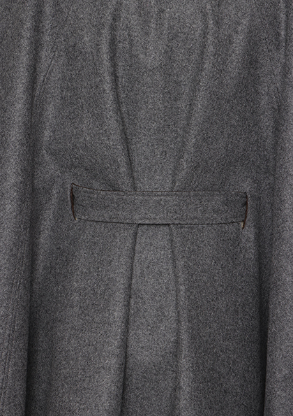 Reversible cape with fur trim - Image 6