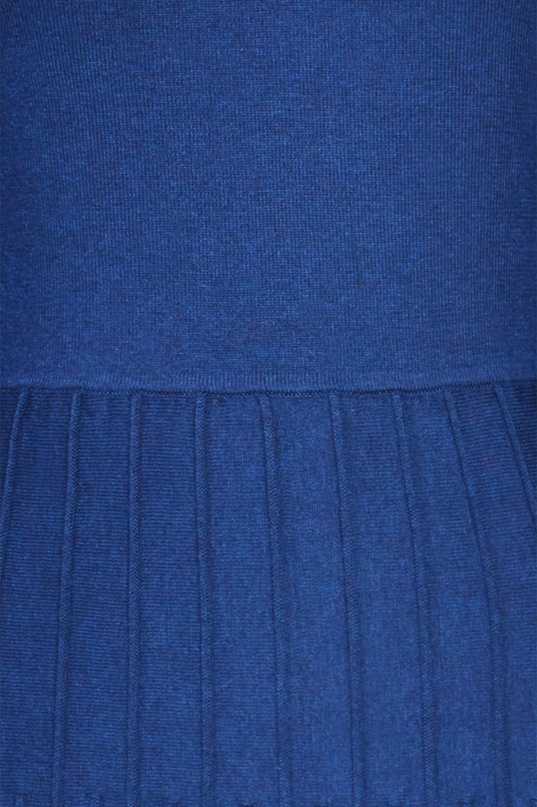 Fitted dress with artful knitted patterns - Image 4