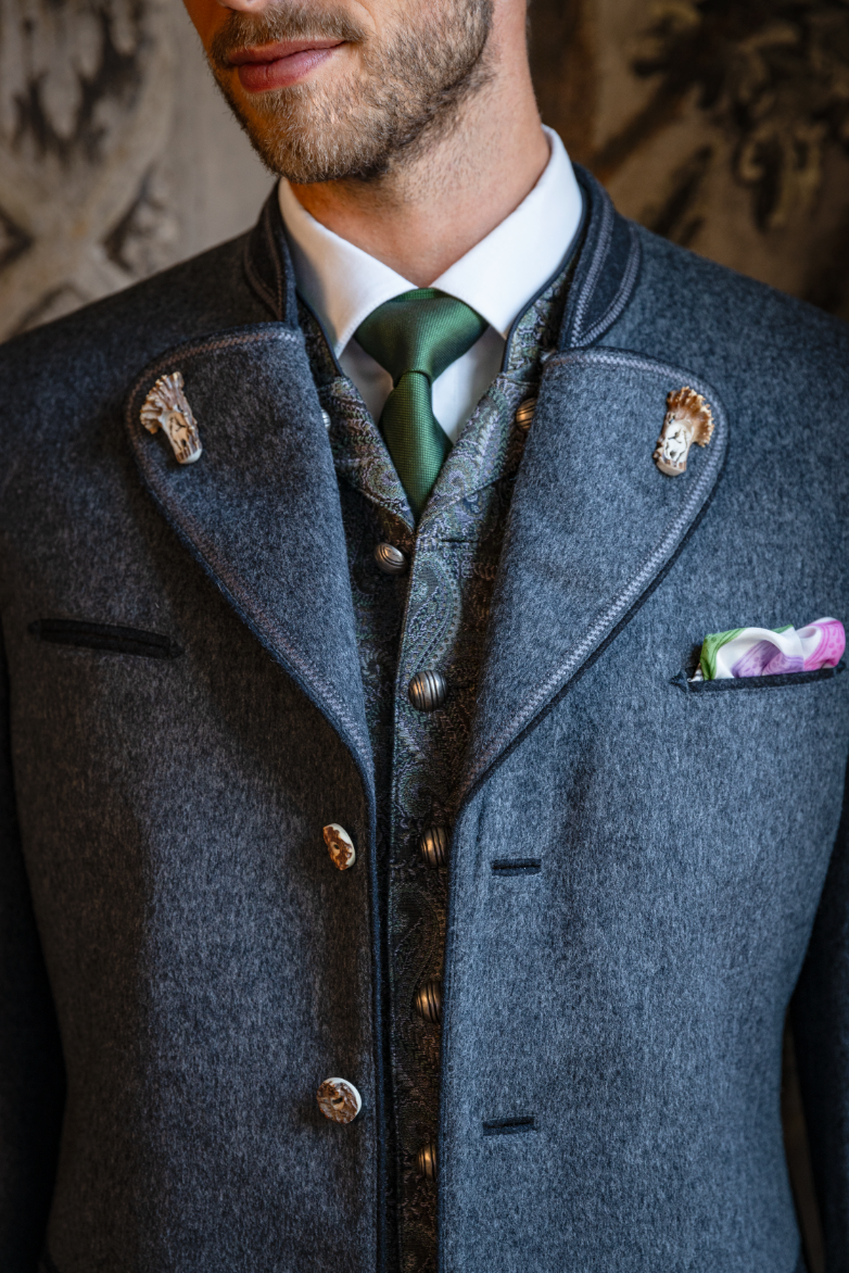 Joppe with embroidery and Rehrosen - Image 7