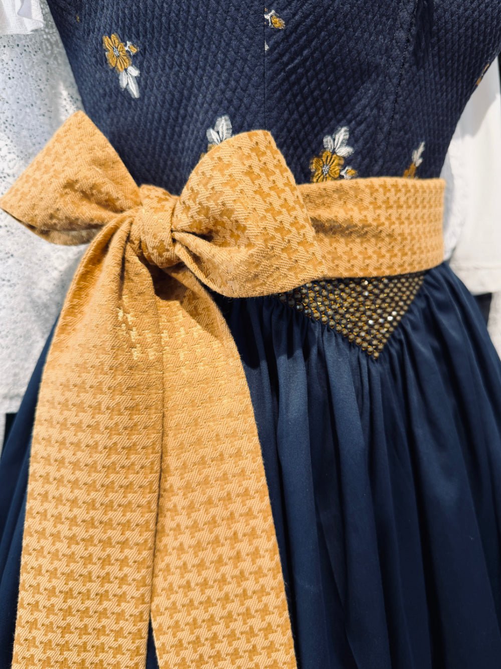 Adele Dirndl apron in cotton satin - Image 4
