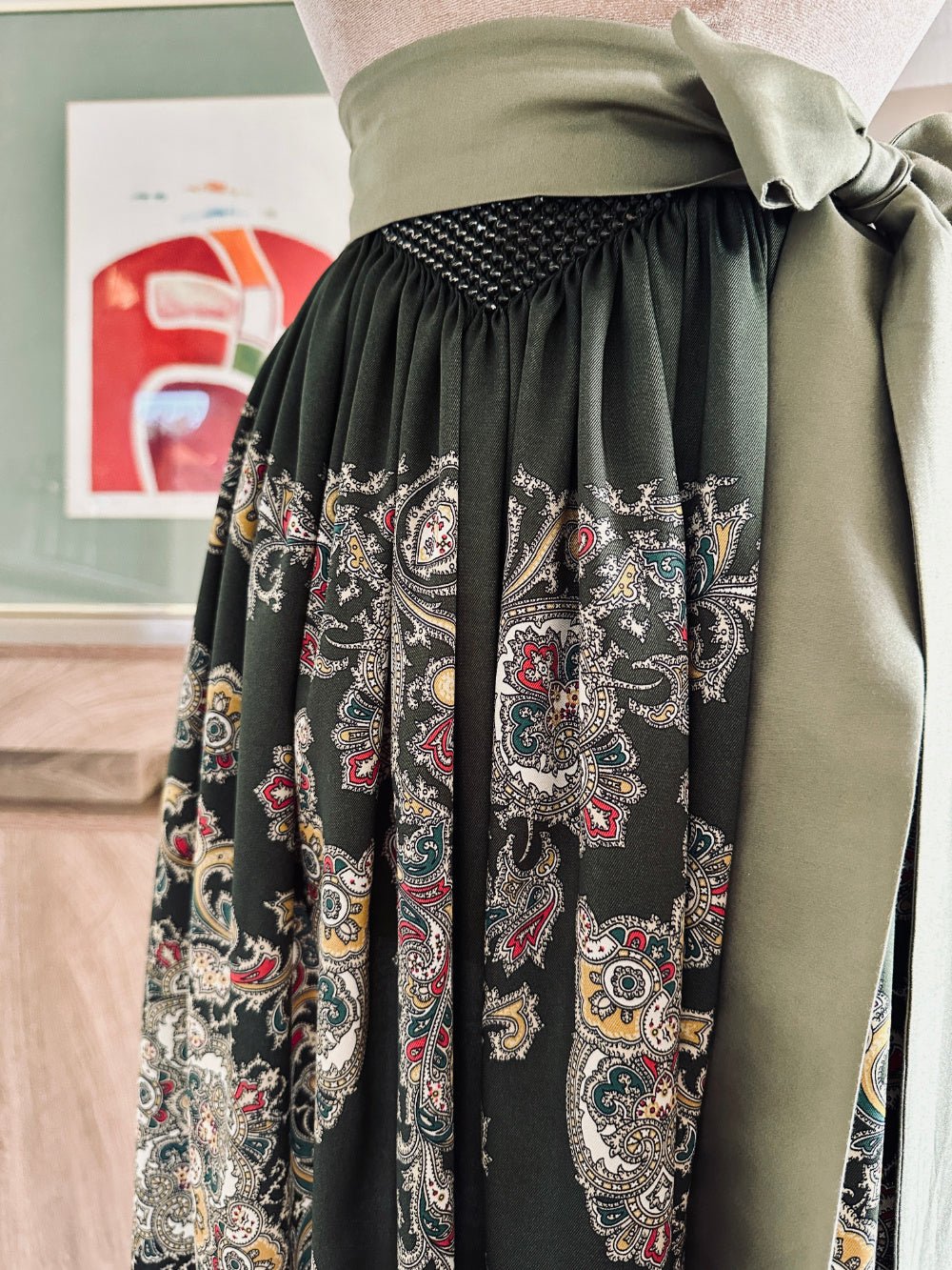 Louise Dirndl apron in pure silk - Image 3