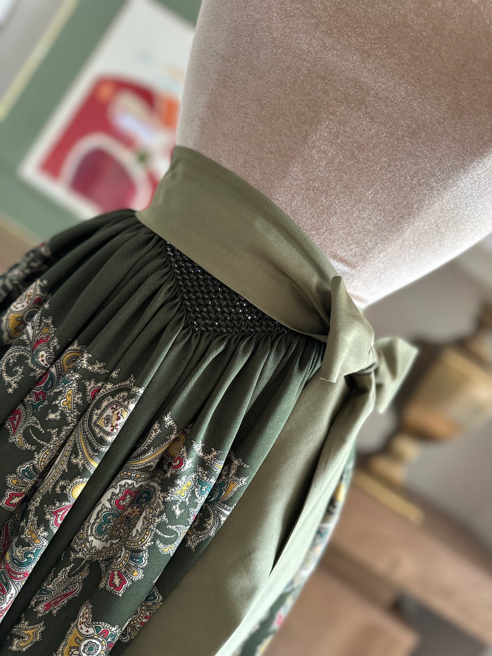 Louise Dirndl apron in pure silk - Image 4